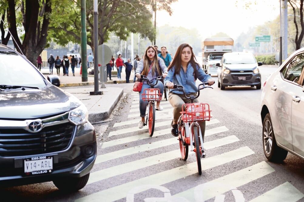 Las calles no están pensadas para los usuarios de bicicletas e incluso los ciudadanos no tienen una cultura vial que permita su circulación total, coinciden expertos. (Fotos:ARIEL OJEDA)