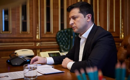 "Ustedes son todo lo que tenemos. ¡Gloria a Ucrania!", dice Volodímir Zelenski a militares