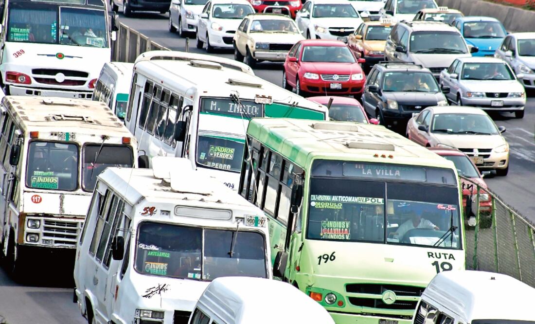 Ante el caos vehicular, especialistas proponen crear políticas que establez ca n horarios y zonas de circulación específicas (ARCHIVO EL UNVERSAL)