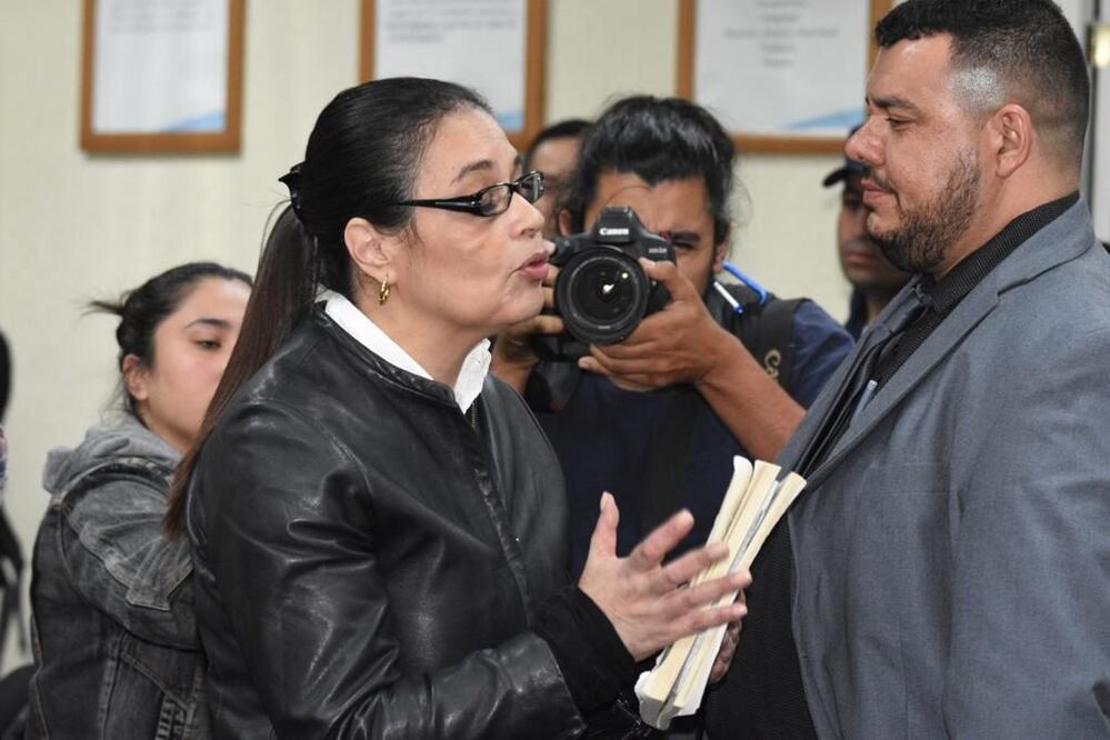 La ex vicepresidenta guatemalteca Roxana Baldetti gesticula en una sala de un tribunal de la capital de Guatemala que en la madrugada de hoy le condenó a 15 años y seis meses de prisión. Foto: elPeriódico, Guatemala