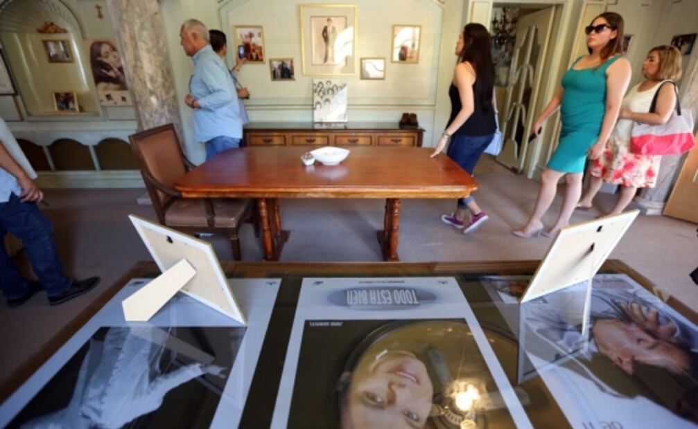 Fans recorren la casa de Juan Gabriel como atracción turística 