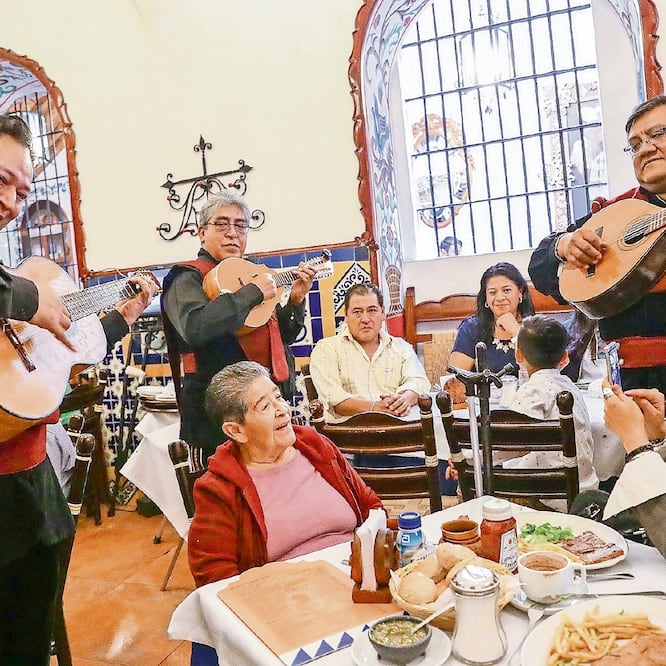 Familias completas visitaron restaurantes y tiendas en el Centro Histórico para celebrar el 10 de mayo. Las jefas de familia recibieron flores y serenatas, entre otros regalos. DIEGO SIMÓN SÁNCHEZ. EL UNIVERSAL Y ESPECIAL