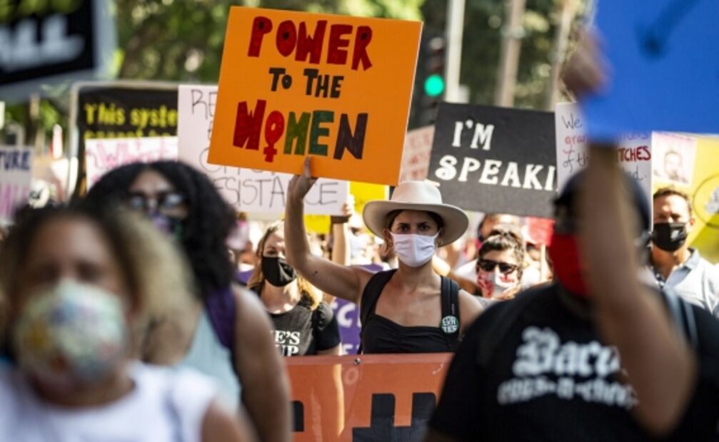 Miles de mujeres se manifiestan contra Trump y su nominada al Supremo en EU