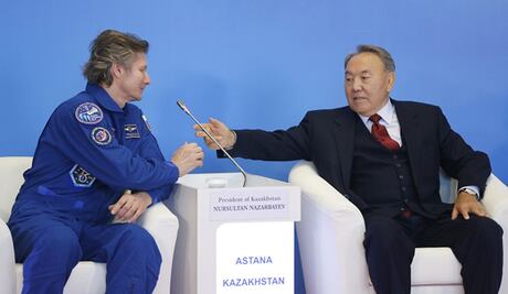 Kazajistán recibe como héroes a los astronautas recién llegados