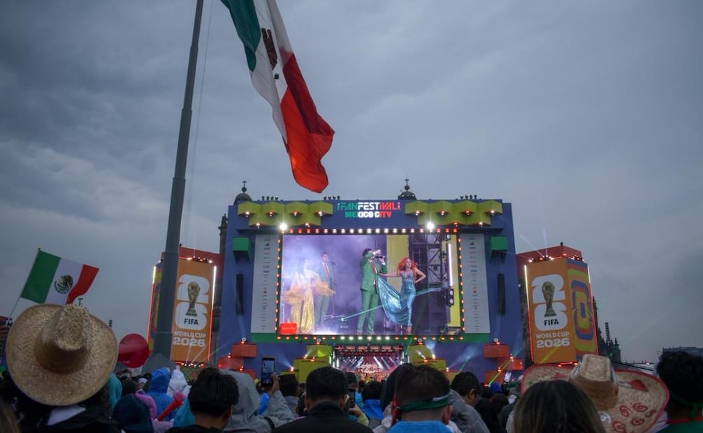 Presentación de La Sonora Santanera en el FIFA Fan Fest del Zócalo de la Ciudad de México, antes del partido de futbol entre Inglaterra y México. Foto: Santiago Cadena / EL UNIVERSAL