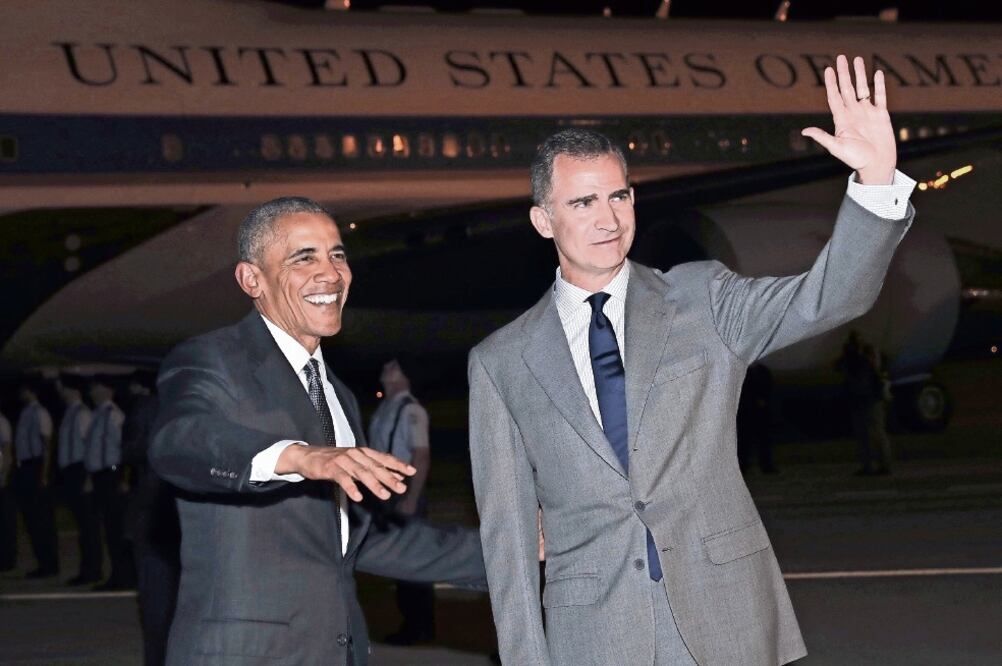 El rey Felipe VI (der.) recibió a Obama a su llegada a la base aérea de Torrejón, Madrid, esta madrugada (EFE)