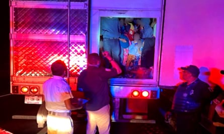 Rescatan a 230 migrantes hacinados en un contenedor de tráiler en Puebla; 18 menores viajaban solos