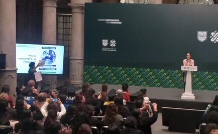 Mujer se manifiesta en presentación de Sheinbaum sobre acciones contra la violencia