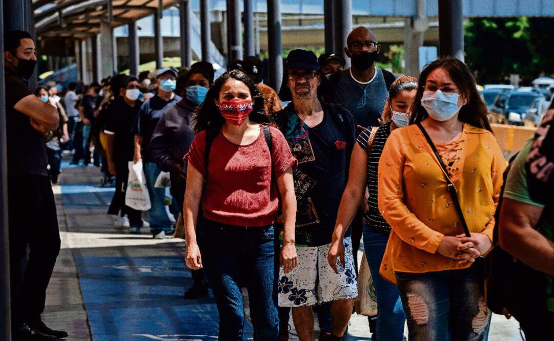 Commuters line up to cross to the United States at the San Ysidro crossing port in Tijuana, Baja California state, Mexico on June 16, 2020, amid the COVID-19 coronavirus pandemic - Photo: Guillermo Arias/AFP