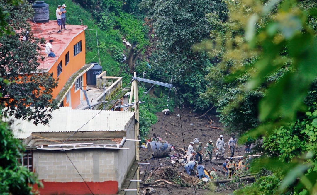 Este domingo continuaron las labores de rescate de las autoridades de los tres niveles de gobierno que se encuentran en el área donde fueron sepultadas las casas. Foto: Luis Camacho | El Universal