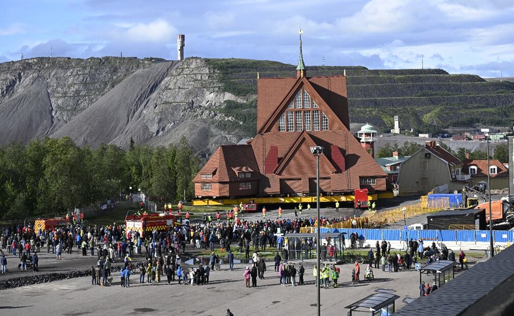 La icónica iglesia de Kiruna tiene un peso de 672 toneladas y mide 40 metros de ancho, el 19 de agosto de 2025. Foto: EFE