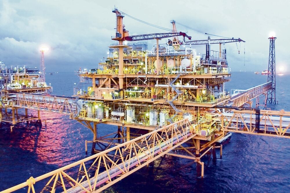 De acuerdo con la oposición, los cambios en materia fiscal en la ley de hidrocarburos otorgan más facilidades a las empresas privadas (ARCHIVO EL UNIVERSAL)