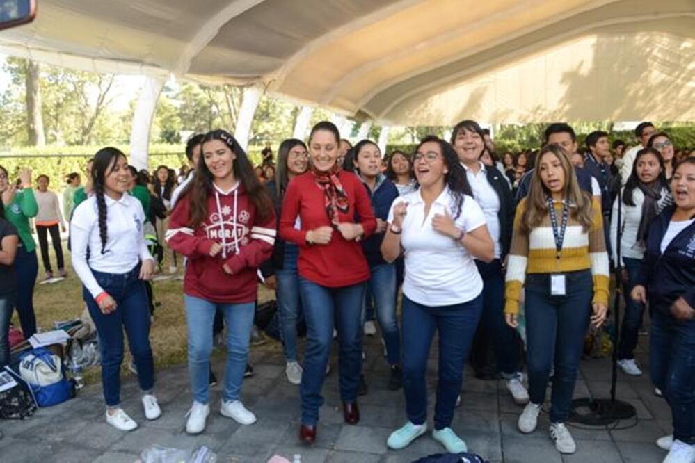 Claudia Sheinbaum expresó a los coristas que el evento en el que participarán es un gran proyecto de la Ciudad para el mundo. Foto: Especial