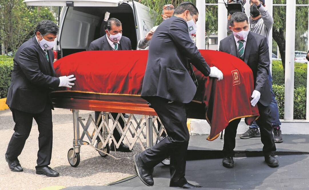 Este sábado arribó el cuerpo del expresidente a la funeraria, procedente de Cuernavaca, donde falleció. Foto: Germán Espinosa/El Universal