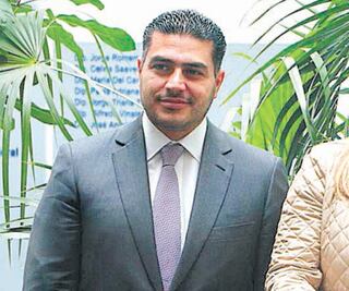 Le dan cuello al encargado del alcoholímetro