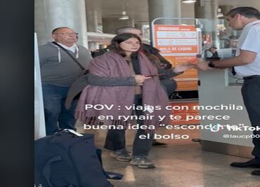 Usa insólita técnica para llevar más equipaje arriba del avión y pasa desapercibida durante el embarque