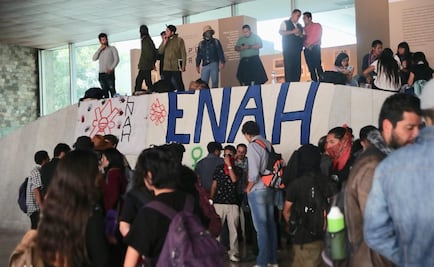 Resguardan a visitantes del Museo de Antropología por marcha de estudiantes