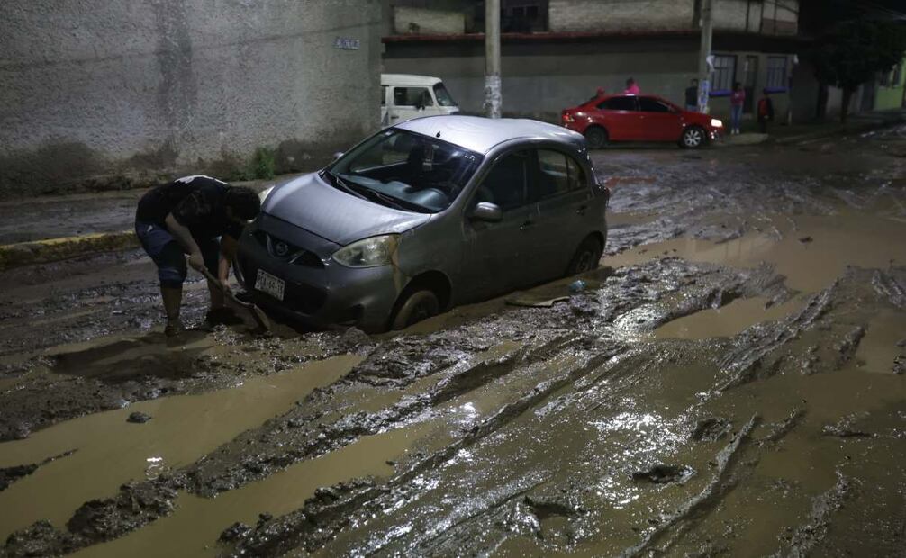 Es la calle Querétaro en la colonia Santa Martha Acatitla en la alcaldía Iztapalapa donde la noche de hoy se vio afectado por la torrencial lluvia de esta tarde, el resultado es de dos autos atascados y lodo por toda la calle sin que hasta el momento arribe alguna autoridad a auxiliar a los vecinos. Foto: Francisco Rodríguez / EL UNIVERSAL