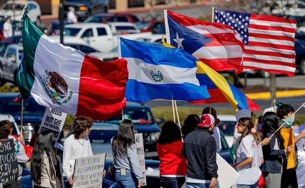 Inmigrantes latinoamericanos y aliados ondean las banderas de sus naciones. (01/02/25) Foto: EFE