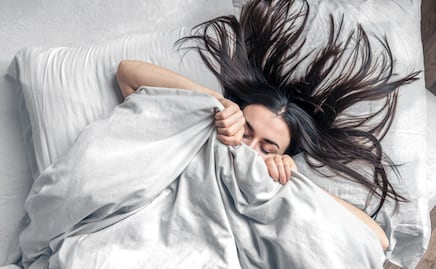 Dormir con el cabello mojado: el hábito que arruina tu melena 