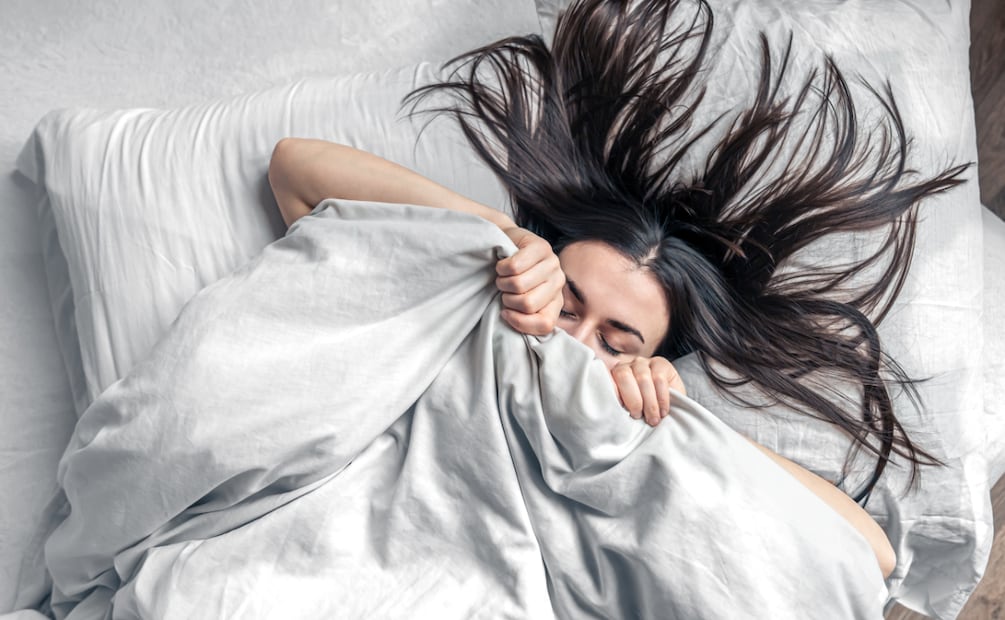 Te contamos por qué tu pelo amanece sin brillo, con frizz y más frágil de lo normal. Foto: Freepik