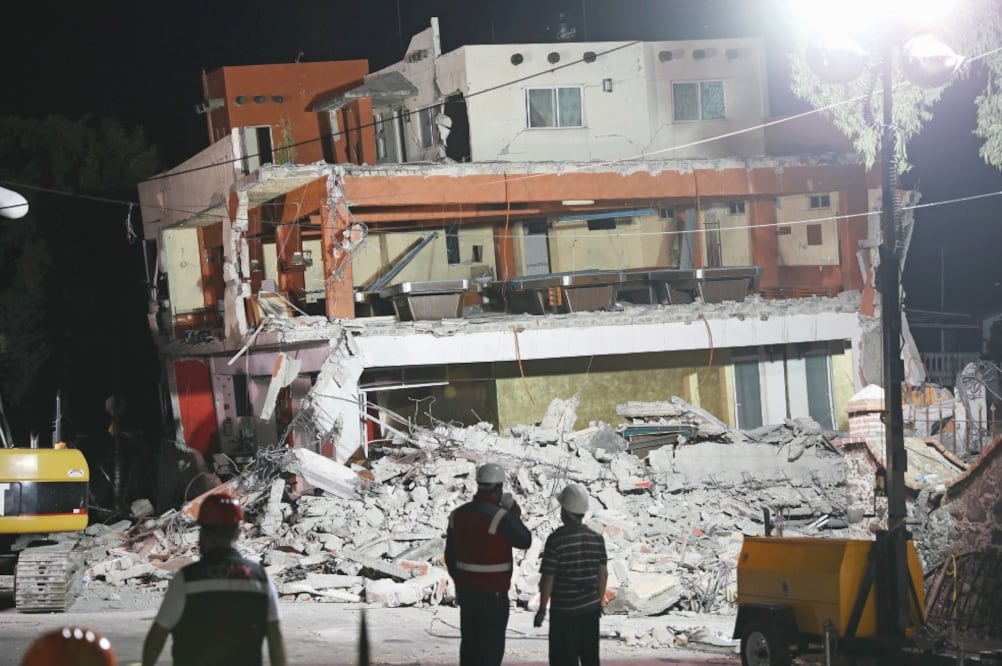 En San Gregorio Atlapulco, en Xochimilco, se registraron severas afectaciones en los edificios tras el temblor. En el inmueble de la imagen había una tienda de conveniencia y un billar; lo que quedó de la edificación fue demolido ayer (VALENTE ROSAS)