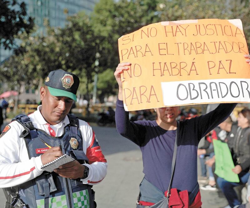 Protestan contra el Insabi. Sobre Paseo de la Reforma, extrabajadores del Seguro Popular exigieron sus plazas. Foto: IVÁN STEPHENS. EL UNIVERSAL