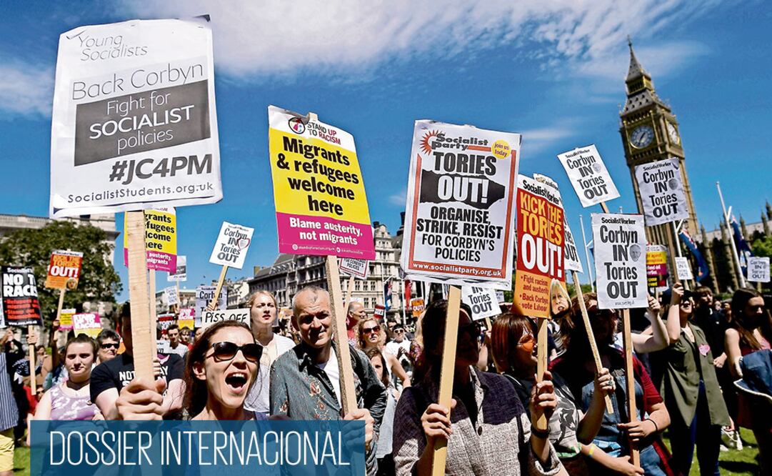 Manifestantes durante una protesta, ayer, contra el Partido Conservador (tories) de Theresa May y el pacto que hizo éste con los unionistas norirlandeses (DUP) para poder seguir gobernando el Reino Unido, tras los resultados (CLODAGH KILCOYNE. REUTERS)