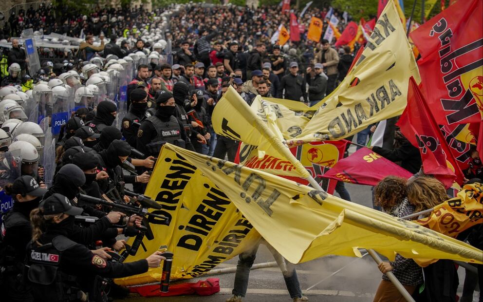 Este 1 de mayo es el Día Internacional de los Trabajadores y en varios países del mundo se llevaron a cabo marchas, manifestaciones y hasta huelgas como parte de la conmemoración de esta fecha. Foto: AP