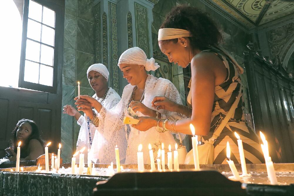 Ived Sánchez y sus hijas, en la parroquia de la Virgen de las Mercedes (LUIS CORTÉS. EL UNIVERSAL)