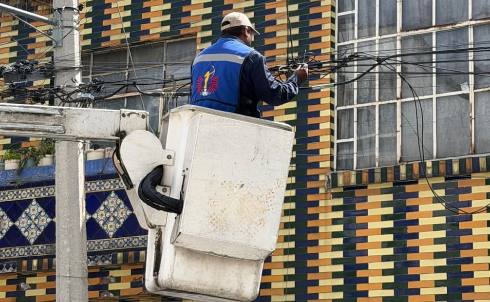 Retiran cableado en desuso en colonia Obrera. Foto: Alcaldía Cuauhtémoc