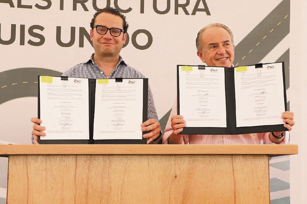 El alcalde Xavier Nava Palacios (izq.) aseguró que las nuevas vialidades se realizarán de manera conjunta con el gobierno del estado.