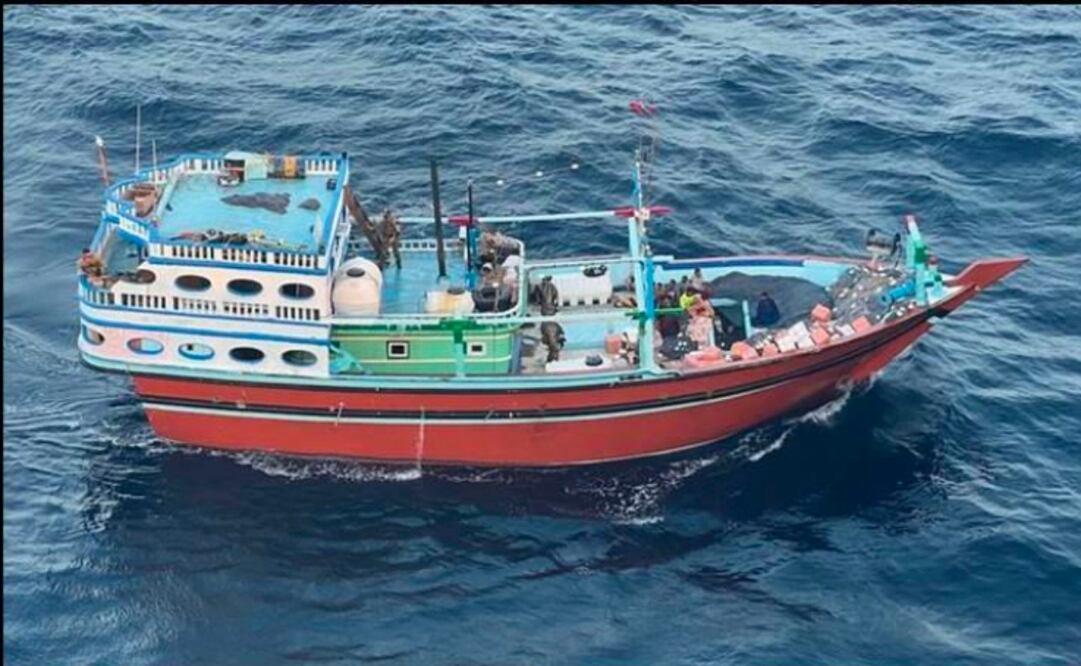 Esta foto sin fecha distribuida por el Mando Central de las fuerzas armadas de Estados Unidos muestra lo que describe como un bote que transportaba componentes de misiles de fabricación iraní con destino a los hutíes yemeníes en el mar Arábigo. Foto: U.S. Central Command via AP