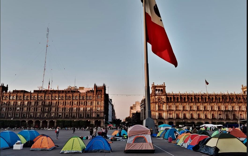 El Zócalo de la Ciudad de México amaneció con un plantón de la CNTE, que expandieron a calles aledañas, el jueves 15 de mayo de 2025. Foto: Eduardo Dina/EL UNIVERSAL