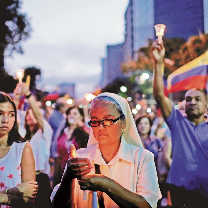 Cientos de venezolanos salieron a las calles a manifestarse de forma pacífica para visibilizar la crisis del país petrolero. Durante la tarde-noche del domingo encendieron velas como gesto de protesta. REUTERS