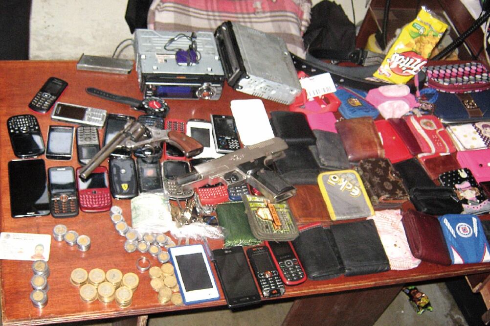 Los expertos en electrónica y telecomunicaciones debían extraer datos de los móviles para integrar un expediente, dijo la PGR (ARCHIVO EL UNIVERSAL)