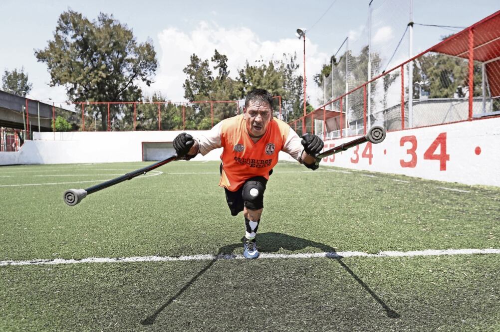 Monzalvo encontró en el balompié una manera digna de sobrellevar su discapacidad y de transmitir sus experiencias a otros (ALEJANDRO ACOSTA. EL UNIVERSAL)