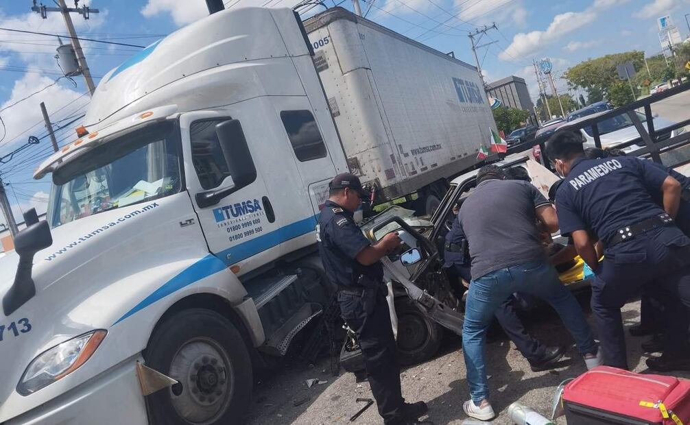 Tráiler y camioneta chocan en Mérida (25/09/2025). Foto: Especial