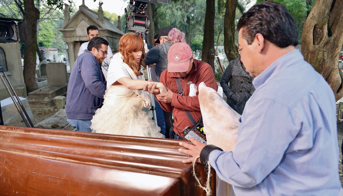 La actriz tuvo que meterse a un ataúd para realizar algunas escenas que fueron grabadas en un panteón real (FOTOS: CORTESÍA TV AZTECA)