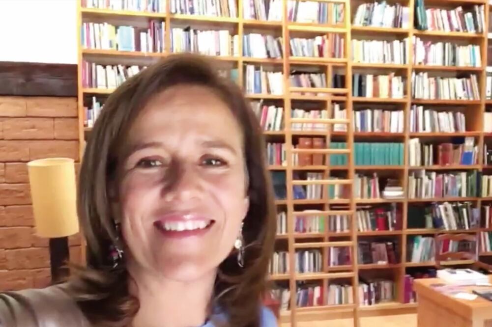 En el video, Margarita Zavala recorre todos los espacios de su casa, como la biblioteca, uno de los lugares favoritos de la familia, asegura (TOMADA DE VIDEO)