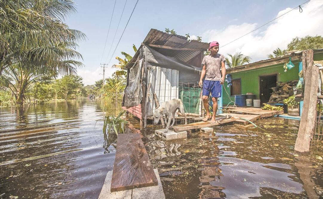 Autoridades advirtieron que si la gente no se cuida, a pesar de las inundaciones, la emergencia por el Covid-19 puede empeorar. Foto: Germán Espinosa. EL UNIVERSAL