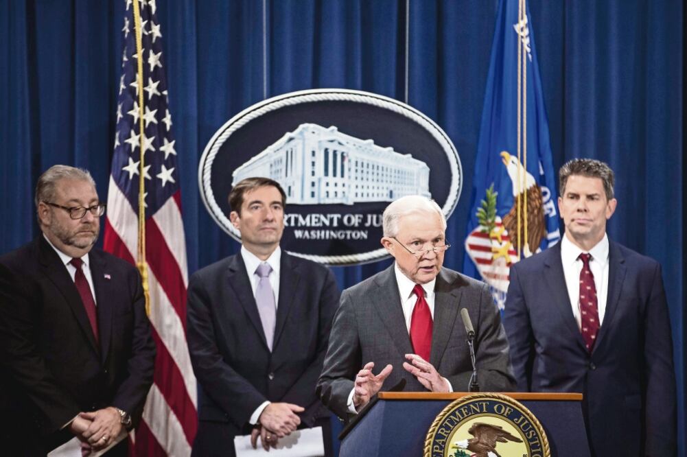 El fiscal Jeff Sessions, durante una conferencia realizada el pasado 1 de noviembre en Washington. Ayer presentó su dimisión (AFP)