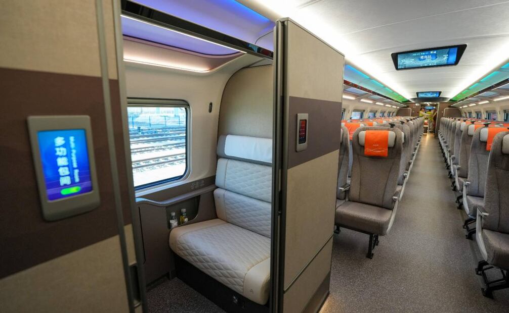 El tren ofrece mayor confort para los pasajeros, con cabinas más amplias y silenciosas, servicios personalizados y sistemas inteligentes de monitoreo y control. Foto: EFE