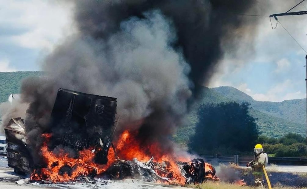 Tráiler impacta dos vehículos y provoca incendio en Atitalaquia, Hidalgo; cinco personas resultaron heridas.
Foto: Especial.