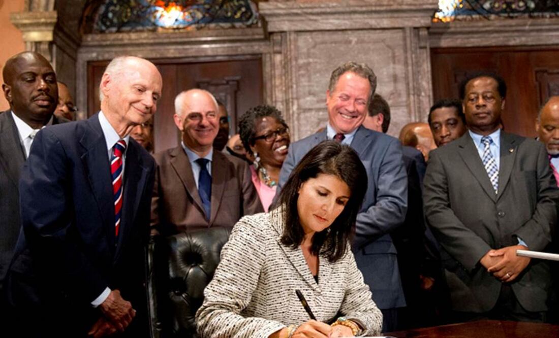 Nikki Haley, gobernadora de Carolina del Sur, durante la firma del decreto para eliminar el símbolo de edificios y plazas públicas (AP)