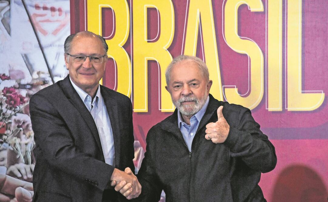 El expresidente Luiz Inácio Lula da Silva (derecha), con el exgobernador de Sao Paulo Geraldo Alckim, en un evento de cara a las elecciones de octubre en Brasil. Foto: NELSON ALMEIDA. AFP