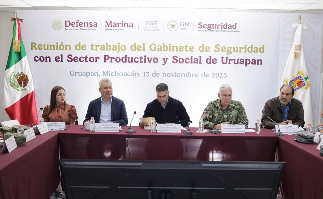 Omar García Harfuch y el Gabinete de Seguridad se reunió con Grecia Quiroz, presidenta municipal de Uruapan. Foto: Especial