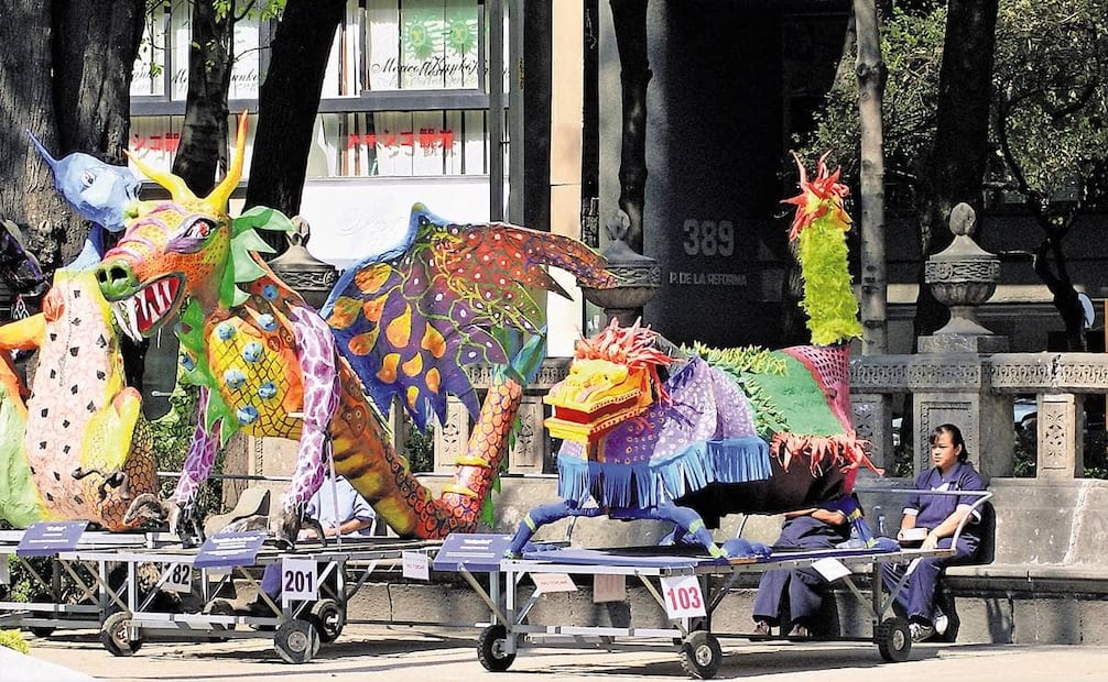 Hoy algunos tramos de la banqueta de Reforma son tan amplios que sirven para mercados populares, exposiciones de arte o hasta "dejar descansar" a los alebrijes del conocido desfile, sin riesgo de obstruir el paso. Foto: Archivo EL UNIVERSAL.