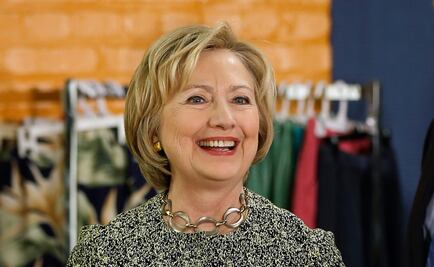 Se burla Clinton de críticas de Sanders