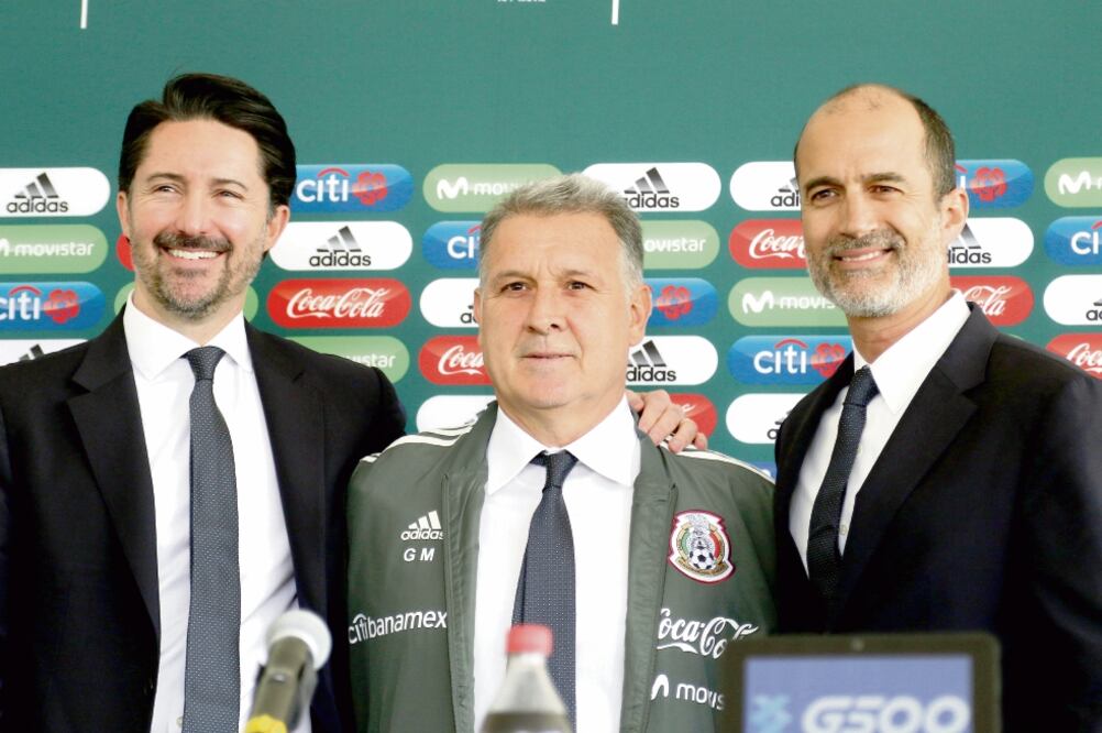 Escoltado por Yon de Luisa y Guillermo Cantú, el argentino asumió el cargo de entrenador tricolor. Carlos Mejía/El Universal